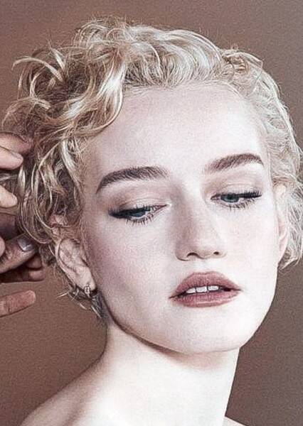 Julia Garner photo