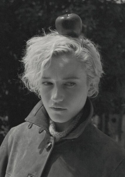 Julia Garner photo