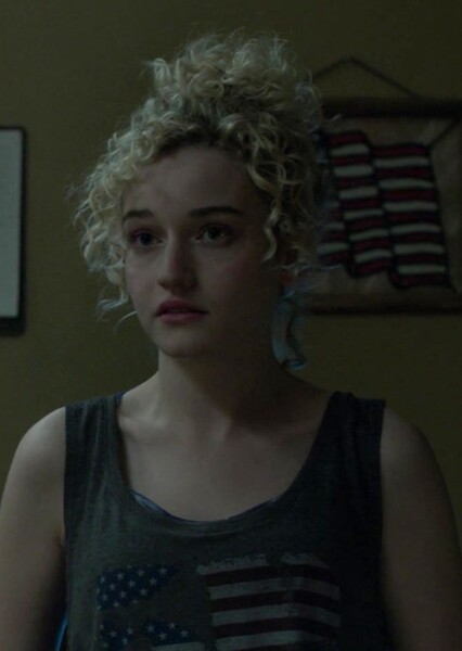 Julia Garner photo