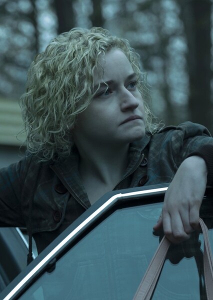 Julia Garner photo