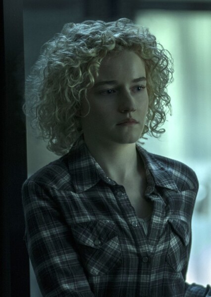 Julia Garner photo