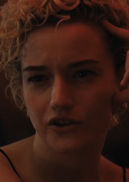 Julia Garner photo
