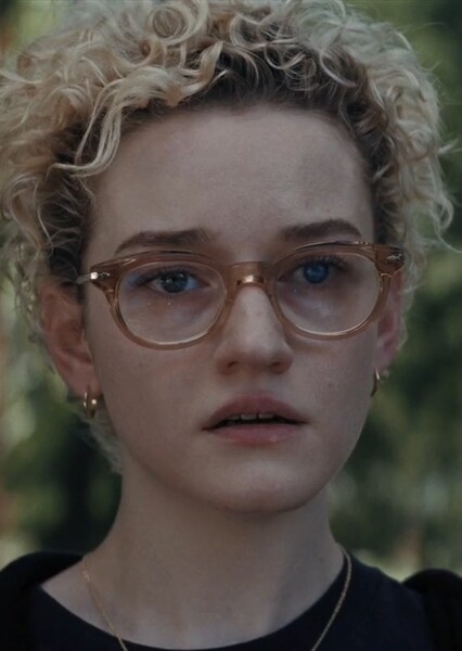 Julia Garner photo