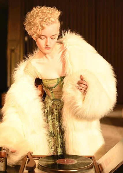 Julia Garner photo
