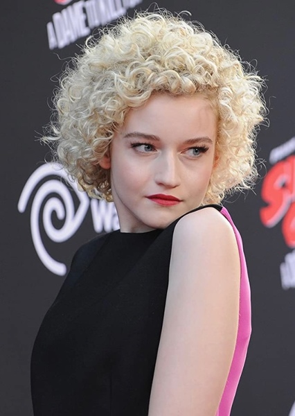 Julia Garner photo