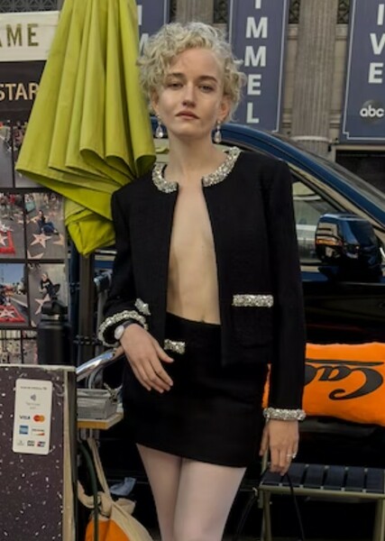 Julia Garner photo