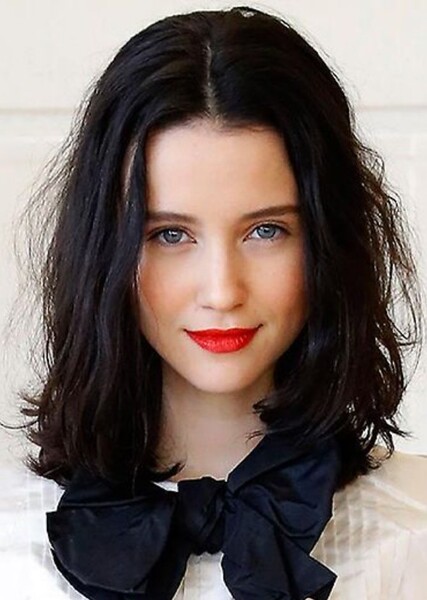 Julia Goldani Telles photo