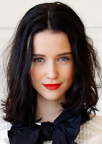 Julia Goldani Telles photo