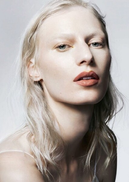 Julia Nobis photo