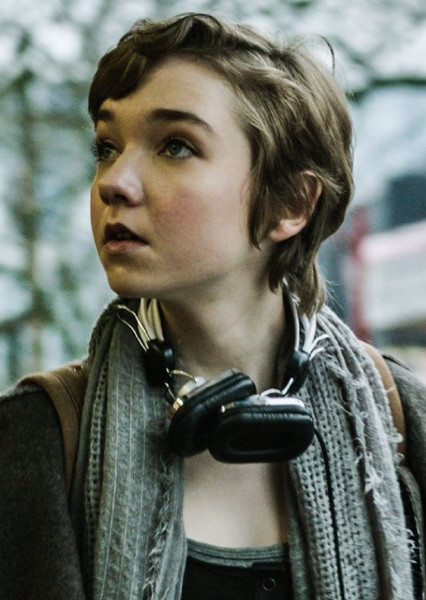 Julia Sarah Stone photo