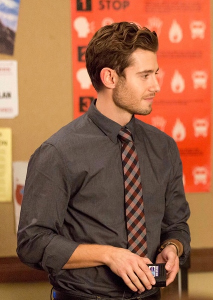 Julian Morris as Elliot Petropoulos in Love and Other Words