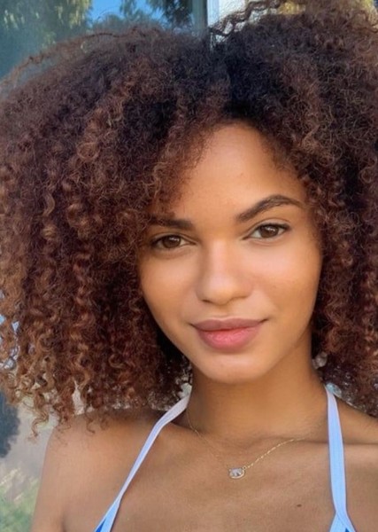 Juliana Nalú photo