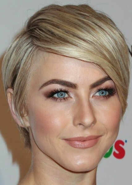 Julianne Hough photo