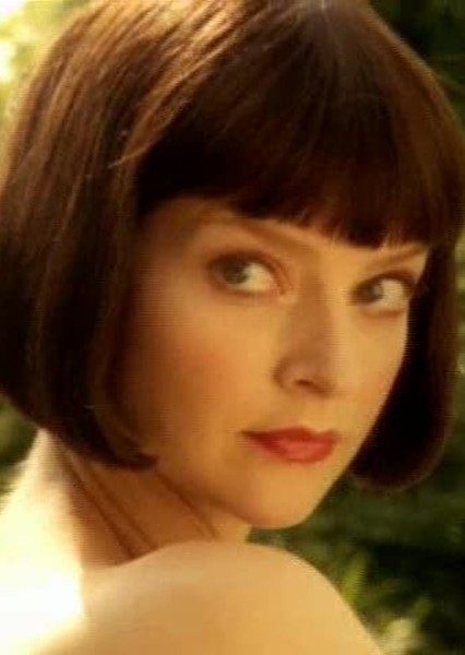 Julie Cox photo
