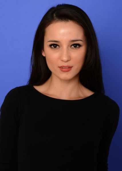 Julie Estelle photo