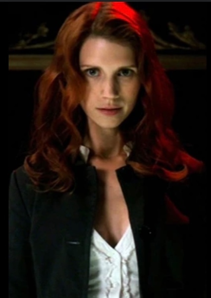 Julie McNiven photo