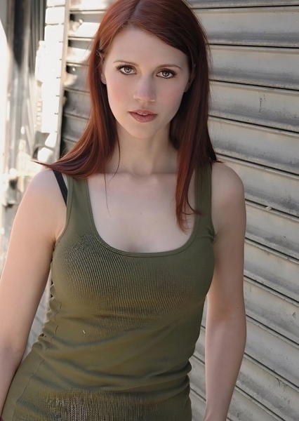 Julie McNiven photo