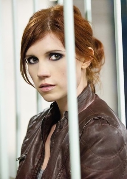 Julie McNiven photo