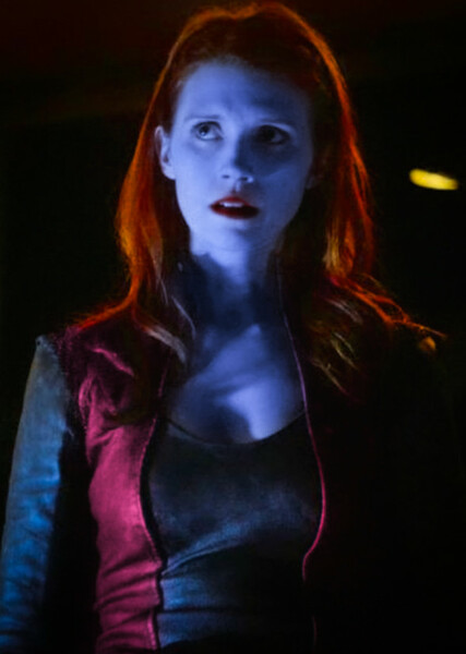 Julie McNiven photo