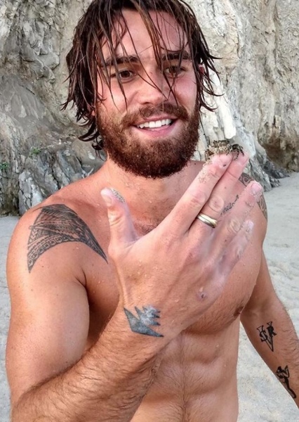 KJ Apa photo