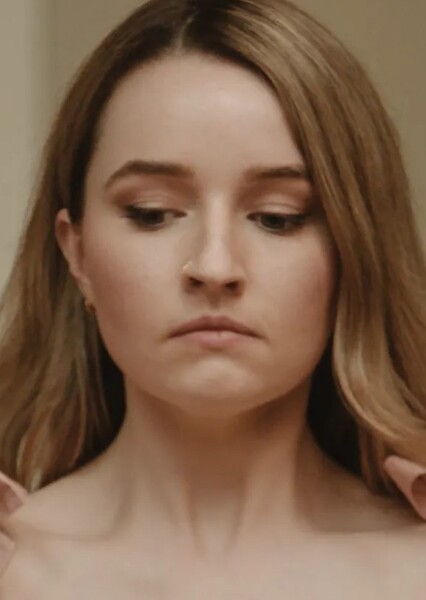 Kaitlyn Dever photo