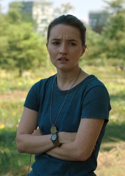 Kaitlyn Dever photo