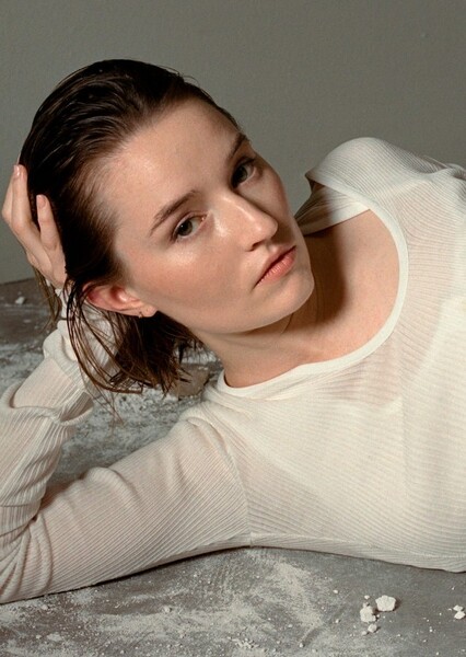 Kaitlyn Dever photo
