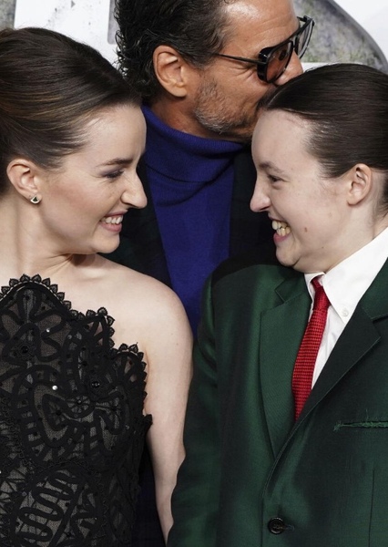 Kaitlyn Dever and Bella Ramsey photo