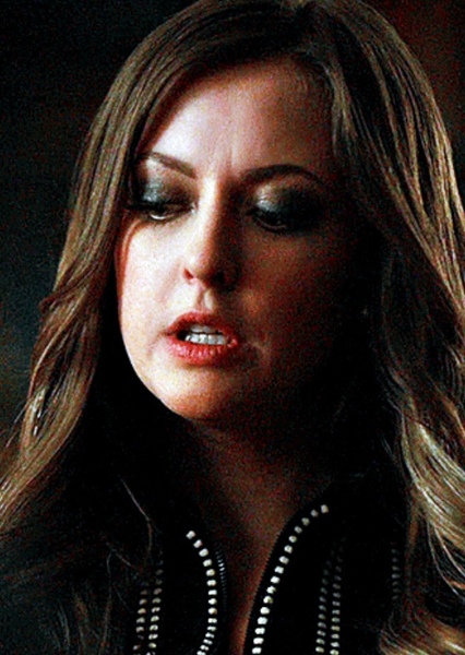 Katharine Isabelle photo