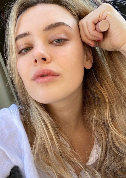 Katherine Langford photo