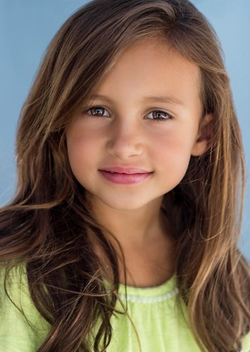 Kaylin Hayman photo