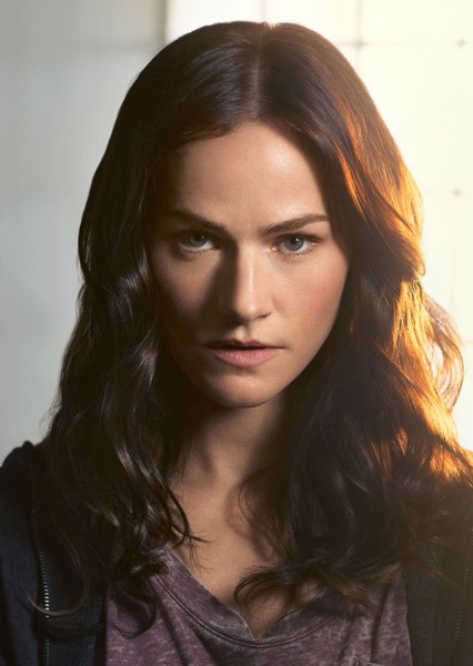 Kelly Overton as Anna Valerious in Van Helsing (Netflix TV Series)