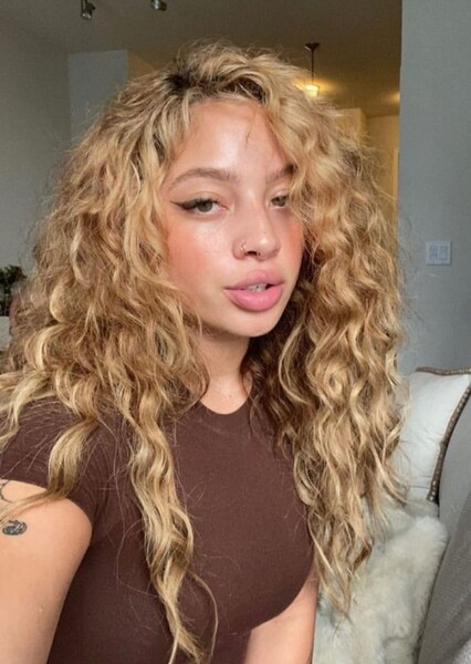 Kiana Ledé photo