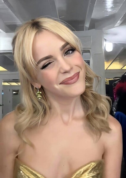 Kiernan Shipka photo