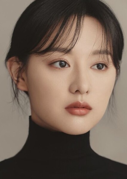 Kim Ji-won as Seo Ju-hyun in Shining Stars: The Girls' Generation Story