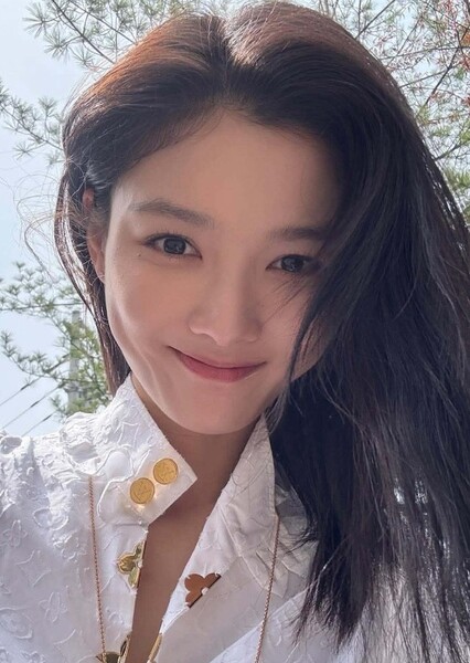 Kim Yoo-jung photo