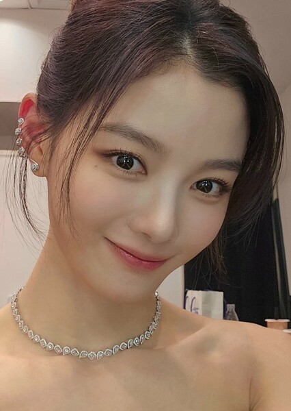 Kim Yoo-jung photo