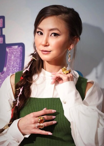 Kimiko Glenn photo