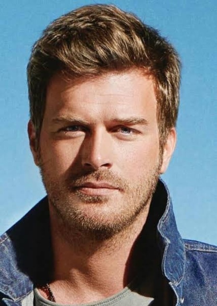 Kıvanç Tatlıtuğ photo