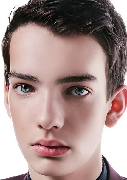 Kodi Smit-McPhee photo