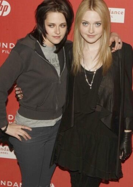 Kristen Stewart and Dakota Fanning photo