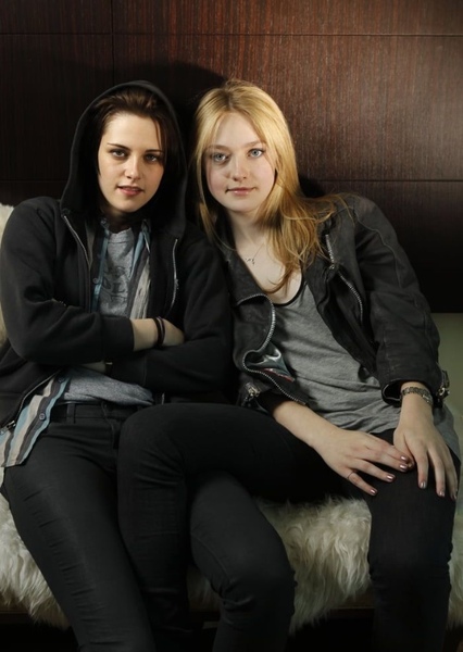 Kristen Stewart and Dakota Fanning photo