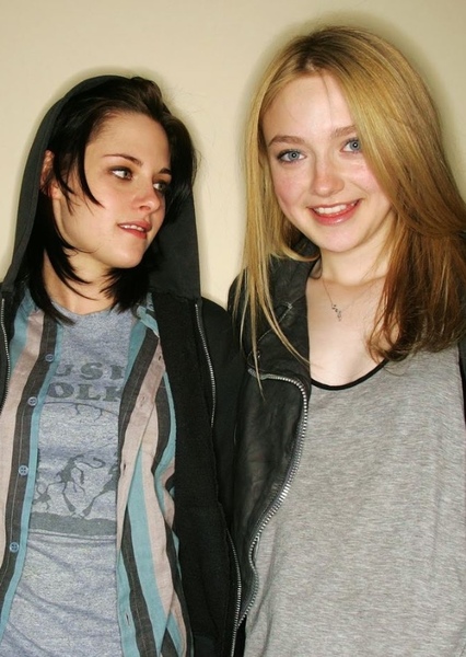Kristen Stewart and Dakota Fanning photo