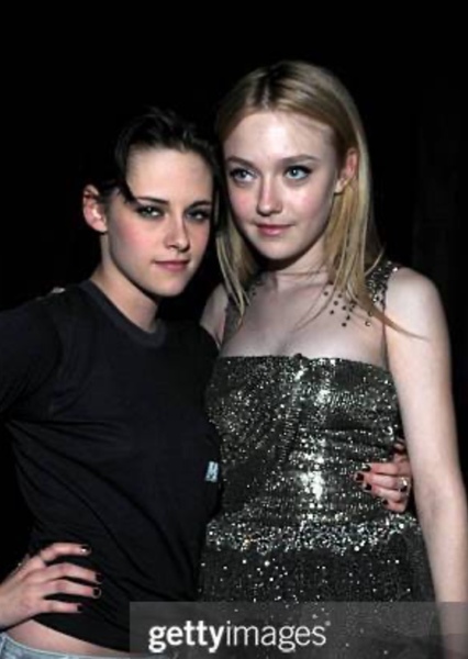 Kristen Stewart and Dakota Fanning photo