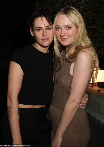 Kristen Stewart and Dakota Fanning photo