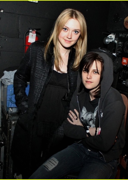 Kristen Stewart and Dakota Fanning photo