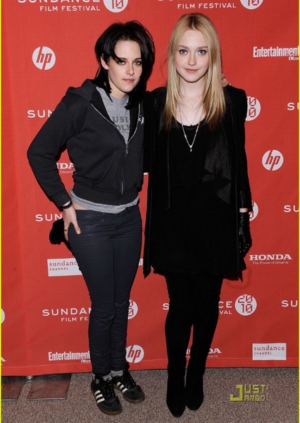Kristen Stewart and Dakota Fanning photo