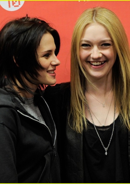 Kristen Stewart and Dakota Fanning photo