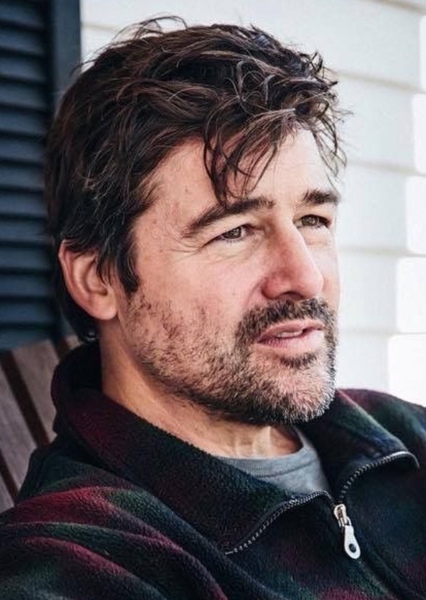 Kyle Chandler photo