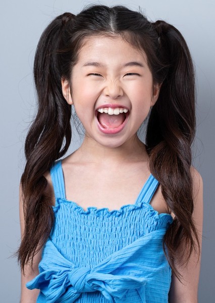 Kylie Kuioka photo